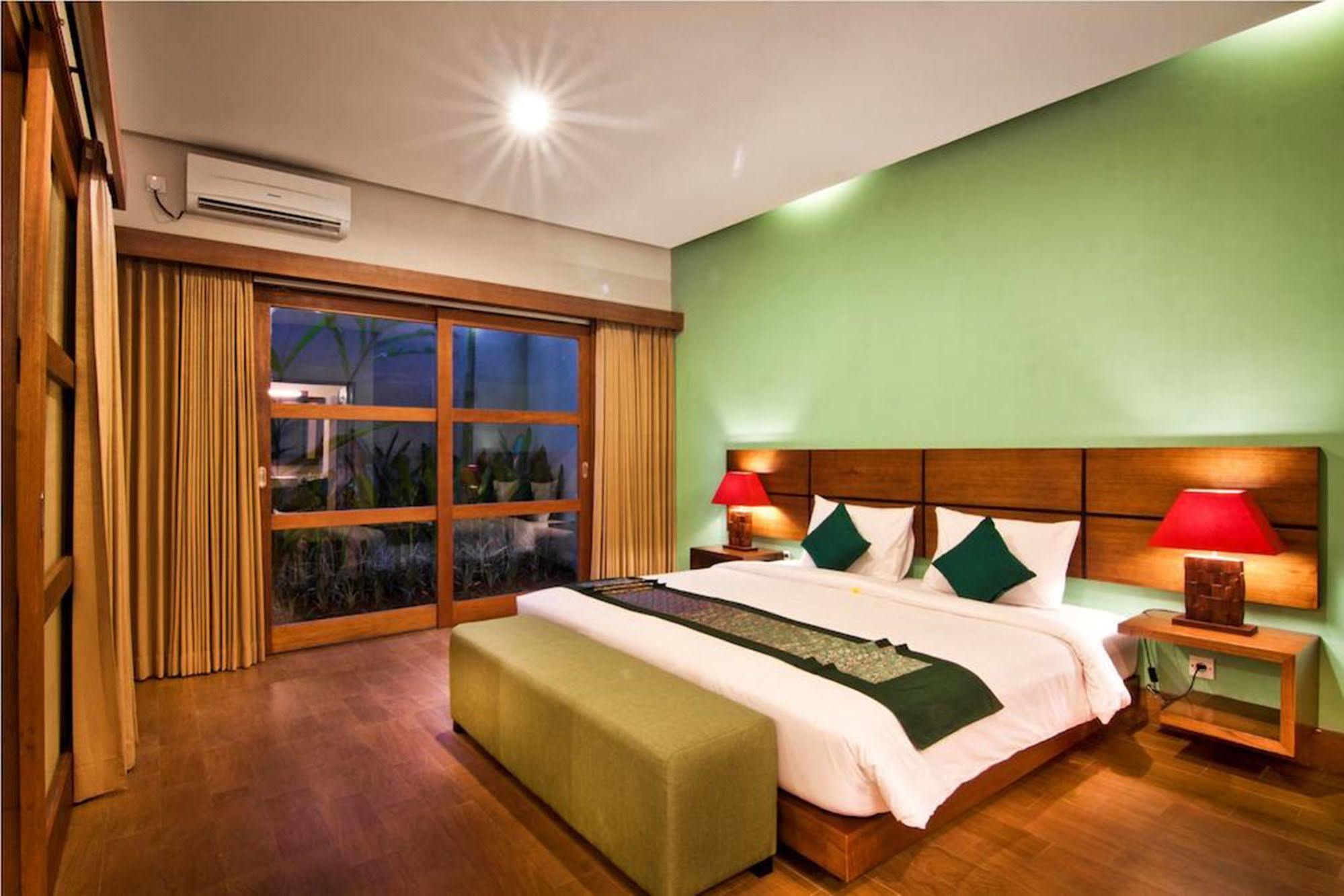 The Green Zhurga Suite Керобокан Экстерьер фото